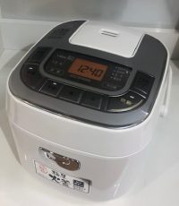 2019年製　アイリスオーヤマ　マイコンジャー炊飯器　ERC-MC30-W